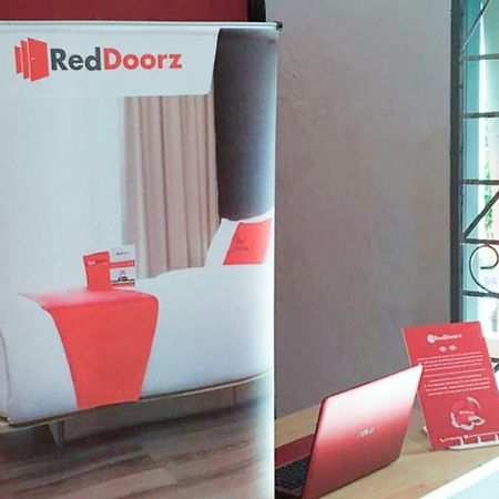 Отель Reddoorz @ Simpang Lima Jupiter Соронг Экстерьер фото