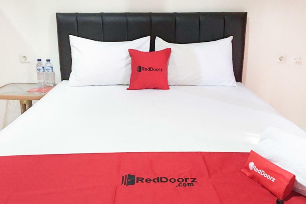 Отель Reddoorz @ Simpang Lima Jupiter Соронг Экстерьер фото