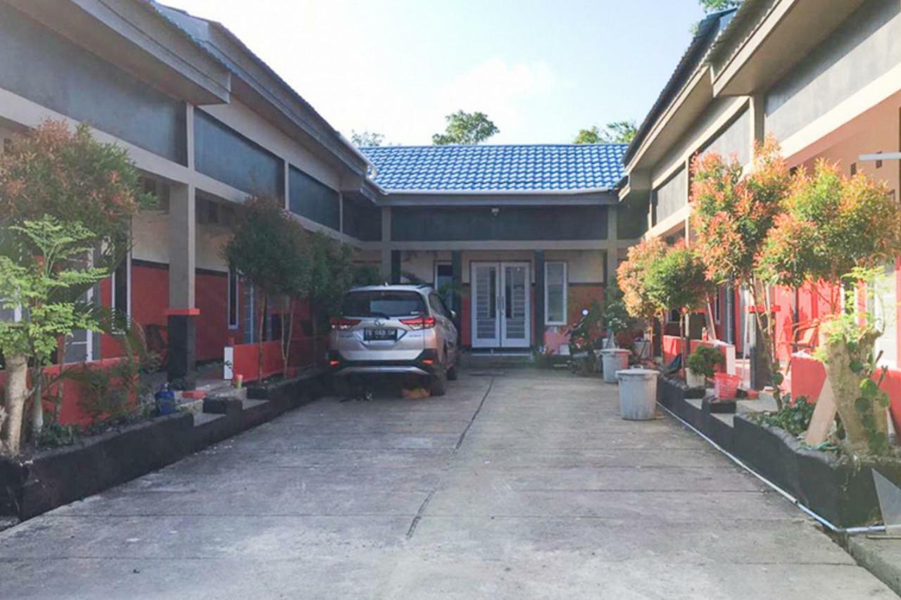 Отель Reddoorz @ Simpang Lima Jupiter Соронг Экстерьер фото