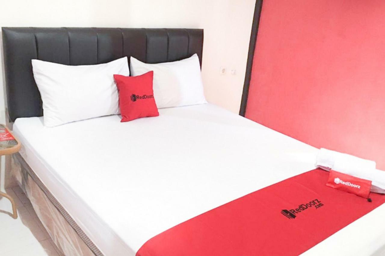 Отель Reddoorz @ Simpang Lima Jupiter Соронг Экстерьер фото